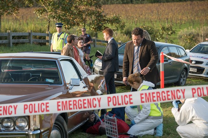 Brokenwood – Mord in Neuseeland - Benzin im Blut - Filmfotos - Nic Sampson, Neill Rea