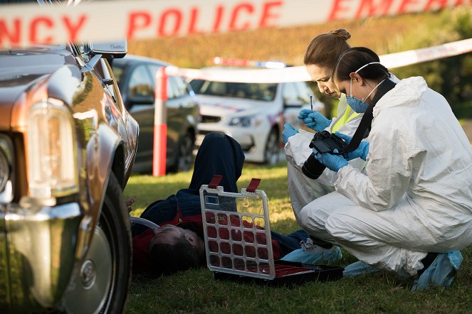 Brokenwood – Mord in Neuseeland - Season 3 - Benzin im Blut - Filmfotos - Cristina Serban Ionda