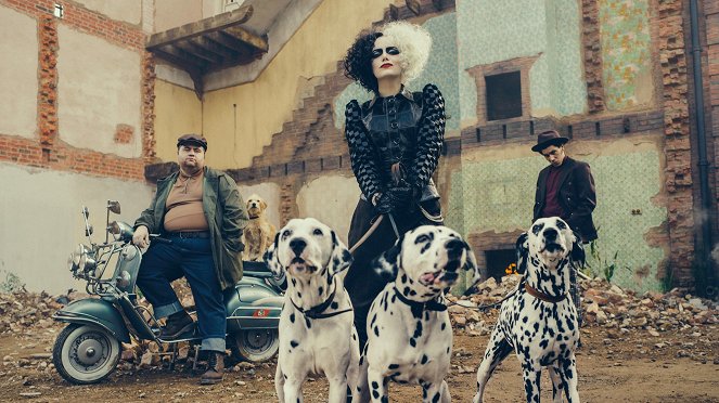Cruella - Promokuvat - Paul Walter Hauser, Emma Stone, Joel Fry