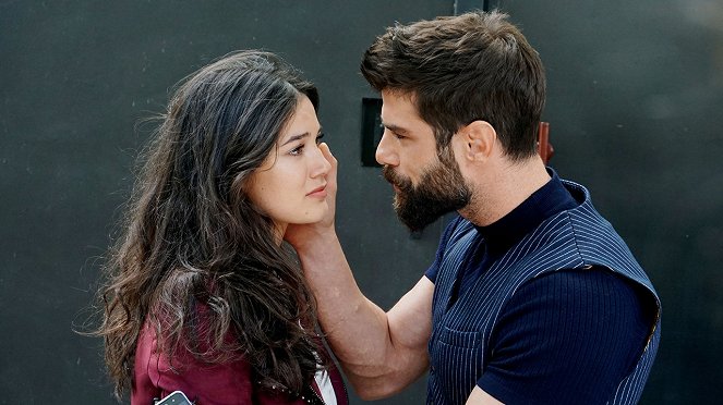 Bir Deli Rüzgar - Episode 6 - Kuvat elokuvasta - Pınar Deniz, Berk Cankat