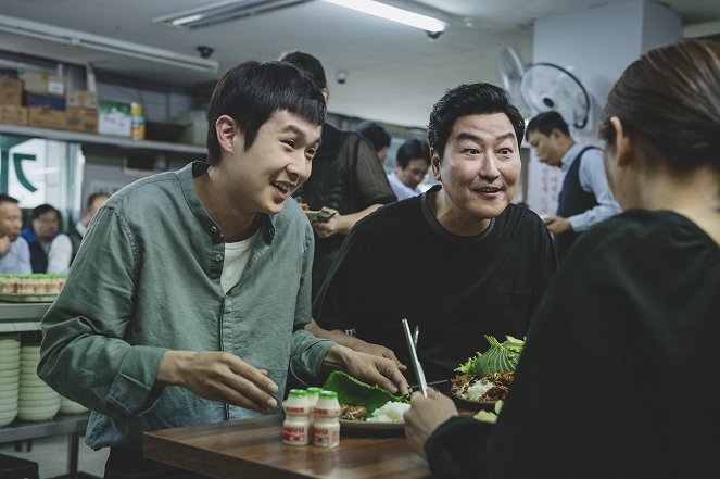 Élősködők - Filmfotók - Woo-shik Choi, Kang-ho Song