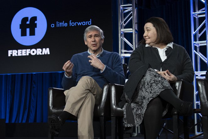 Party of Five - Veranstaltungen - The cast and executive producers of Freeform’s “Party of Five” gave the press at the 2019 TCA Winter Press Tour an exclusive first look at the new series, at The Langham Huntington, in Pasadena, California, USA - Christopher Keyser, Amy Lippman