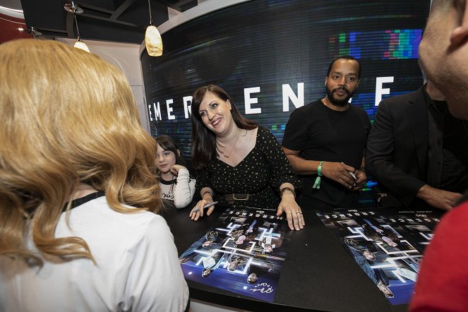Emergence - Evenementen - The cast and executive producers of EMERGENCE signed autographs at the ABC Booth, where exclusive merchandise is being made available. - Alexa Swinton, Allison Tolman, Donald Faison