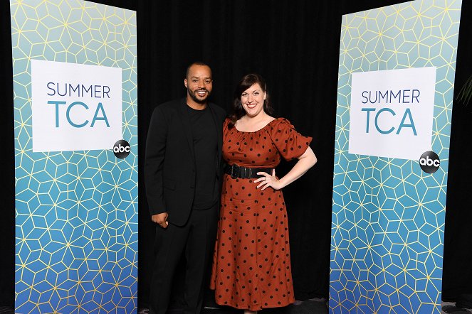 Emergence - Z akcií - The cast and producers of ABC’s “Emergence” address the press at the ABC Summer TCA 2019, at The Beverly Hilton in Beverly Hills, California - Donald Faison, Allison Tolman