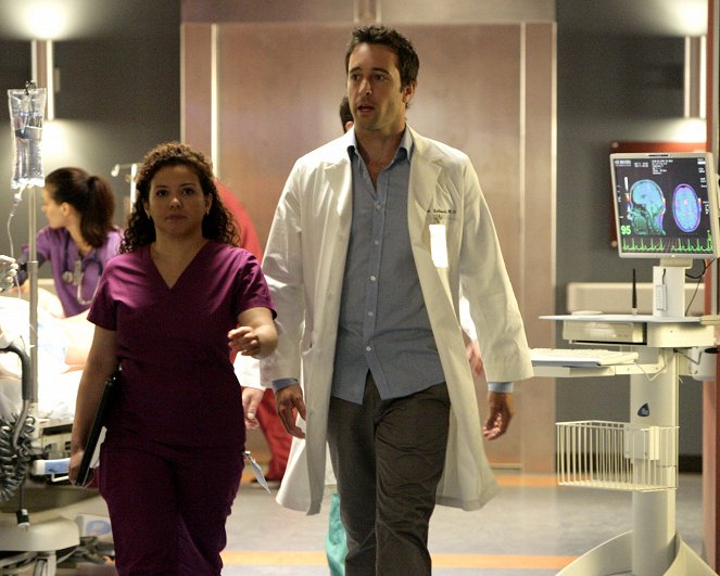 Three Rivers - Ryan's First Day - Film - Justina Machado, Alex O'Loughlin