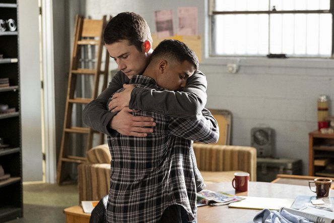 13 Reasons Why - Season 3 - You Can Tell the Heart of a Man by How He Grieves - Photos - Dylan Minnette, Christian Navarro