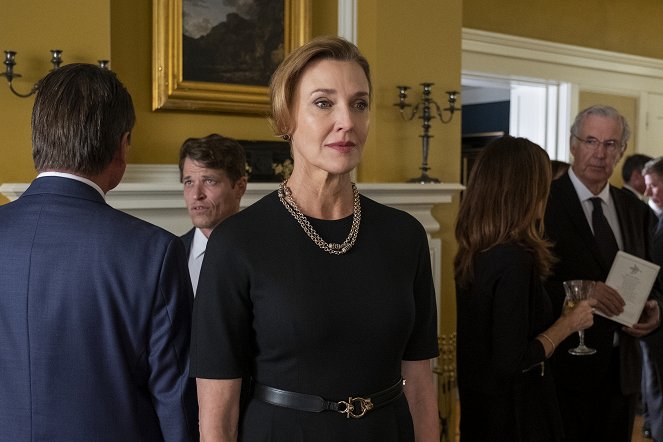 13 Reasons Why - You Can Tell the Heart of a Man by How He Grieves - Photos - Brenda Strong