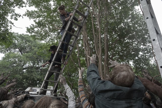 Fear the Walking Dead - Season 5 - Ner Tamid - Photos - Jenna Elfman