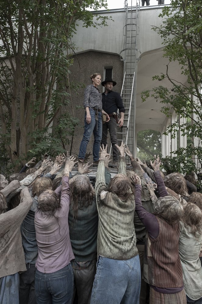Fear the Walking Dead - Season 5 - Ner Tamid - Photos - Jenna Elfman, Garret Dillahunt