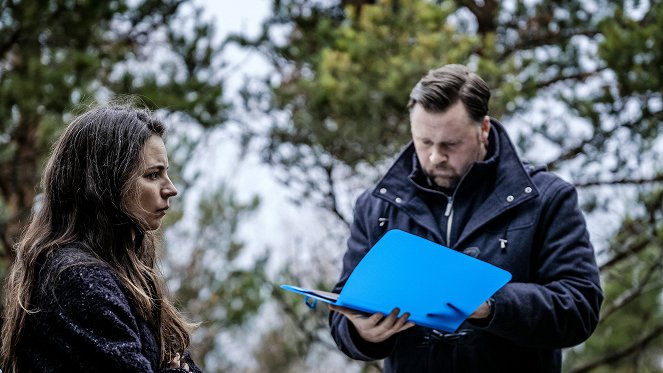 Det som göms i snö - Season 1 - Episode 2 - De la película - Louise Peterhoff, Christopher Wagelin