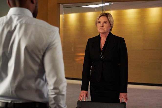 Suits - If the Shoe Fits - Photos - Denise Crosby