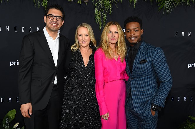 Homecoming - Série 1 - Z akcií - Premiere of Amazon Studios' 'Homecoming' at Regency Bruin Theatre on October 24, 2018 in Los Angeles, California - Sam Esmail, Julia Roberts, Stephan James
