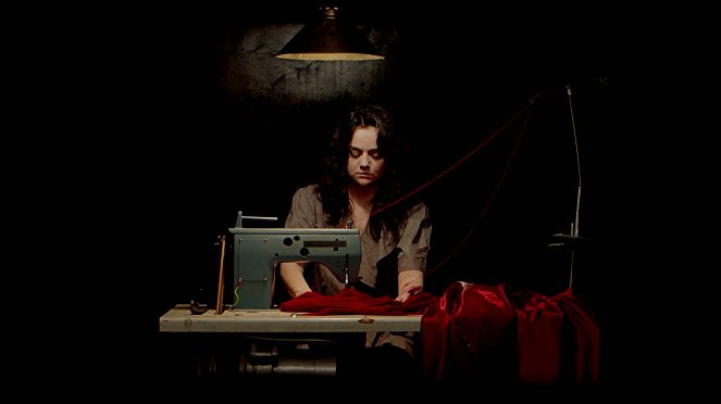 In Fabric - Z filmu - Hayley Squires