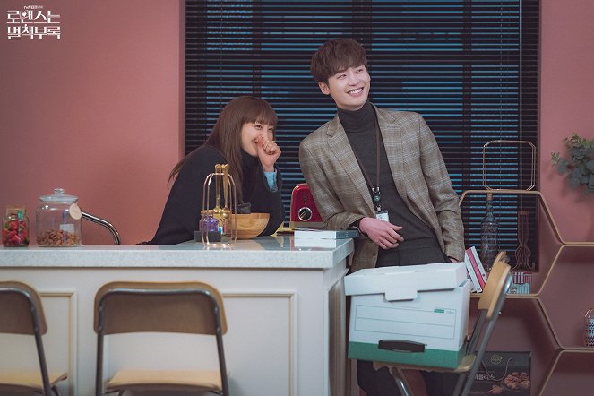 Romance Is a Bonus Book - Lobbykaarten - Na-young Lee, Jong-seok Lee