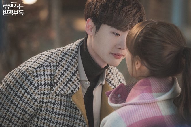 Romance Is a Bonus Book - Lobbykarten - Jong-seok Lee