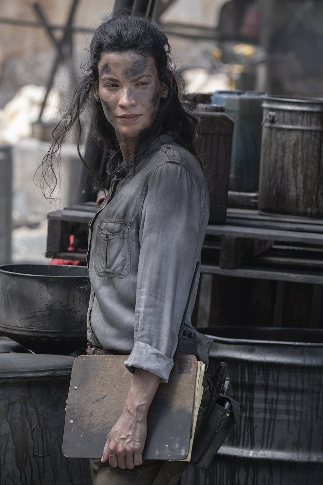 Fear the Walking Dead - Leave What You Don't - Photos - Danay Garcia