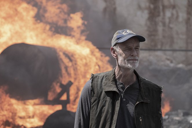 Fear the Walking Dead - Leave What You Don't - Photos - Matt Frewer