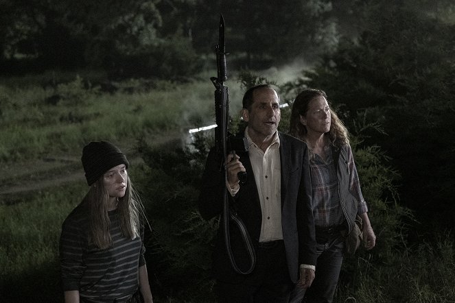 Fear the Walking Dead - Leave What You Don't - Van film - Bailey Gavulic, Peter Jacobson, Peggy Schott