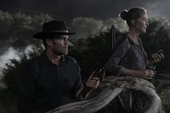 Fear the Walking Dead - Niepotrzebne zostaw - Z filmu - Garret Dillahunt, Jenna Elfman