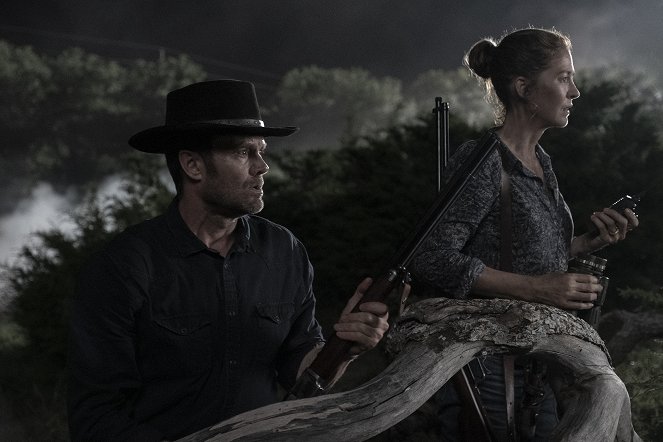 Fear the Walking Dead - Season 5 - Leave What You Don't - Photos - Garret Dillahunt, Jenna Elfman