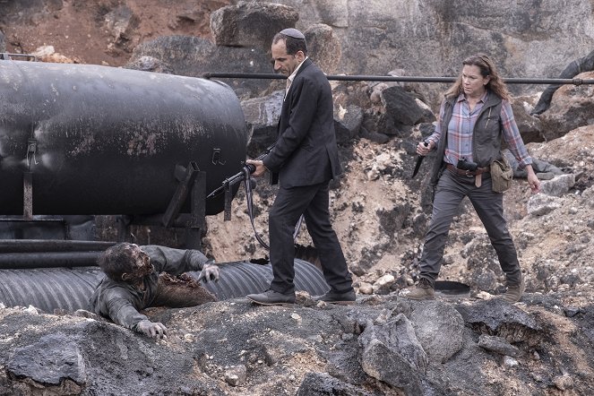 Fear the Walking Dead - Leave What You Don't - Photos - Peggy Schott, Peter Jacobson
