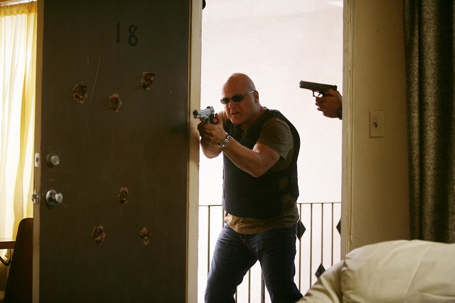 The Shield - Chasing Ghosts - Photos - Michael Chiklis