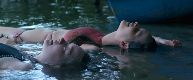Plavání - Z filmu - Stephanie Amarell, Lisa Vicari