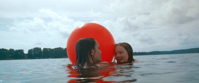 Schwimmen - Filmfotos - Lisa Vicari, Stephanie Amarell