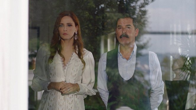 Zalim Istanbul - Episode 2 - Z filmu - Mine Tugay, Fikret Kuşkan
