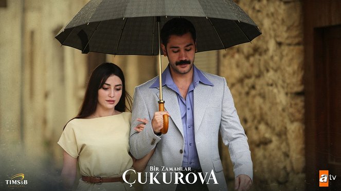 Bir Zamanlar Çukurova - Episode 34 - Lobbykarten - Melike İpek Yalova, Uğur Güneş