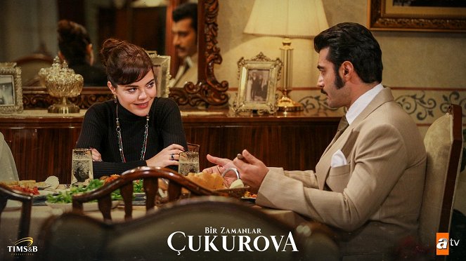 Bir Zamanlar Çukurova - Episode 16 - Cartões lobby - Hilal Altınbilek, Murat Ünalmış