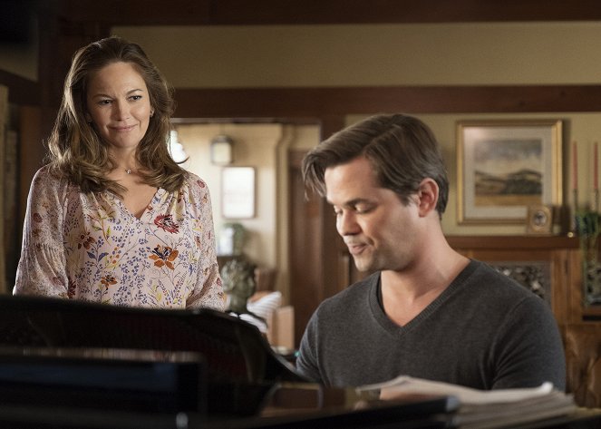 The Romanoffs - Bright and High Circle - Z filmu - Diane Lane