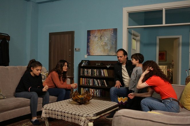 Gülperi - Episode 29 - De la película - Aleyna Özgeçen, Timuçin Esen, Nurgül Yeşilçay, Emir Özyakışır