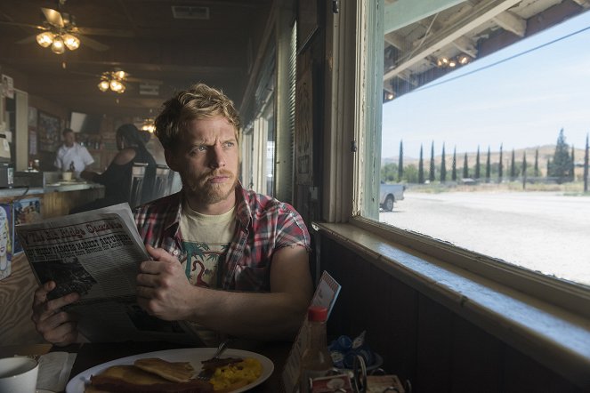 You're the Worst - Season 4 - It's Been: Part 1 - Photos - Chris Geere