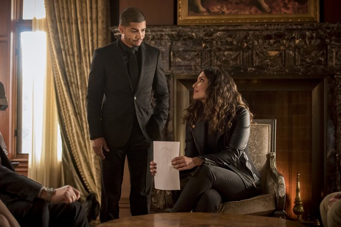 Arrow - Season 8 - Starling City - Photos - Rick Gonzalez, Juliana Harkavy