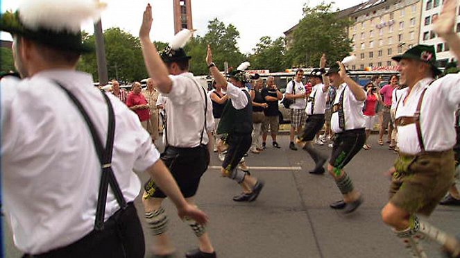Traditionsbewusst, heimatverbunden, schwul - Eine ganz normale Volkstanzgruppe aus Bayern - Van film