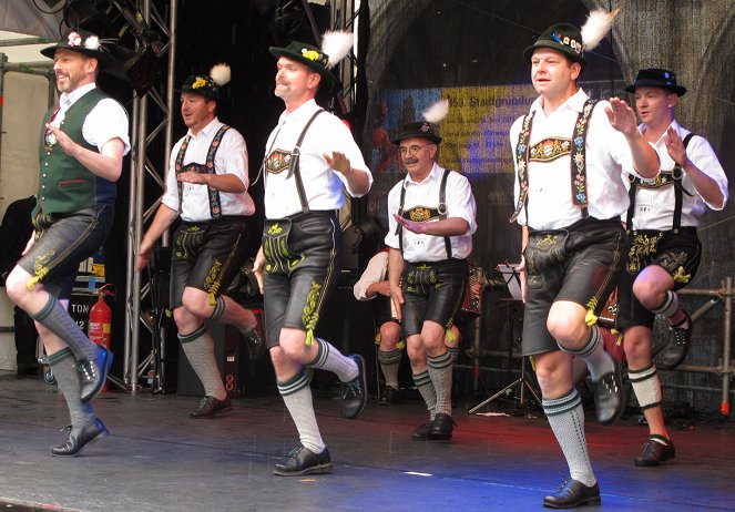 Traditionsbewusst, heimatverbunden, schwul - Eine ganz normale Volkstanzgruppe aus Bayern - Photos