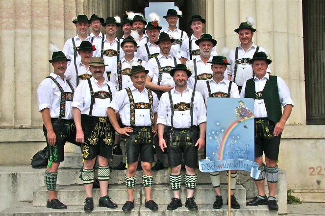 Traditionsbewusst, heimatverbunden, schwul - Eine ganz normale Volkstanzgruppe aus Bayern - Photos