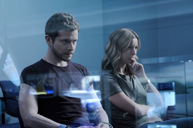 The Resident - Season 3 - From the Ashes - Photos - Matt Czuchry, Emily VanCamp