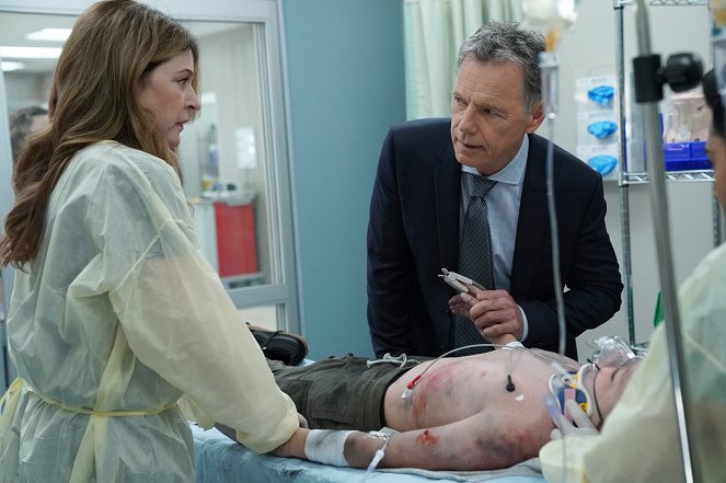 The Resident - Season 3 - From the Ashes - Photos - Jane Leeves, Bruce Greenwood