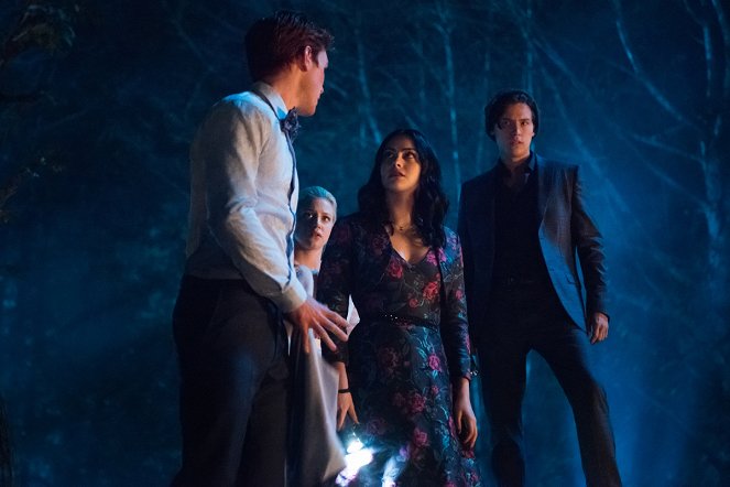 Riverdale - Chapter Fifty-Seven: Apocalypto - Photos - Lili Reinhart, Camila Mendes, Cole Sprouse