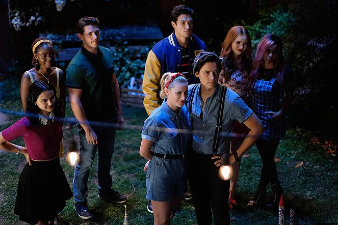 Riverdale - Season 4 - Chapter Fifty-Eight: In Memoriam - Photos - Camila Mendes, Ashleigh Murray, Casey Cott, Lili Reinhart, Charles Melton, Cole Sprouse, Madelaine Petsch, Vanessa Morgan