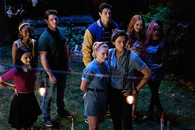 Riverdale - Season 4 - Kapitola 58: „In memoriam“ - Z filmu - Camila Mendes, Ashleigh Murray, Casey Cott, Lili Reinhart, Charles Melton, Cole Sprouse, Madelaine Petsch, Vanessa Morgan