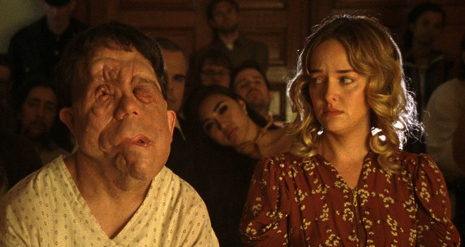 Ajtótlan börtönben - Filmfotók - Adam Pearson, Jess Weixler