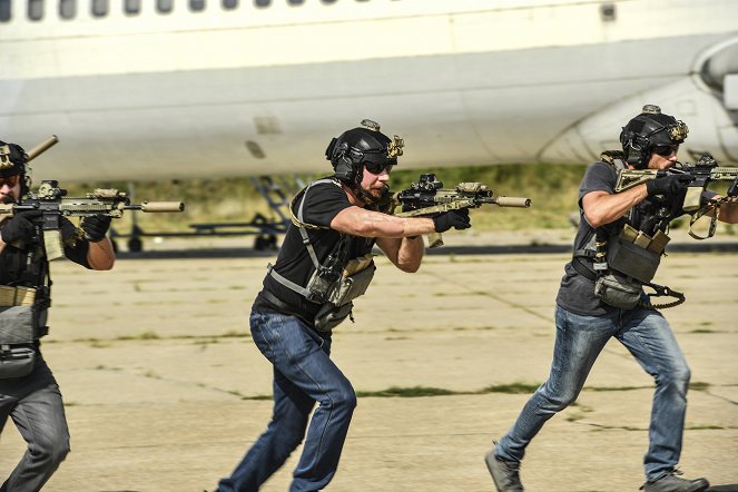 SEAL Team - Season 3 - Verdrängungsmechanismus - Filmfotos - Tyler Grey, Justin Melnick