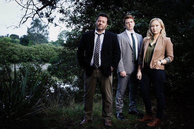 Brokenwood titkai - Season 4 - Promóció fotók - Neill Rea, Nic Sampson, Fern Sutherland