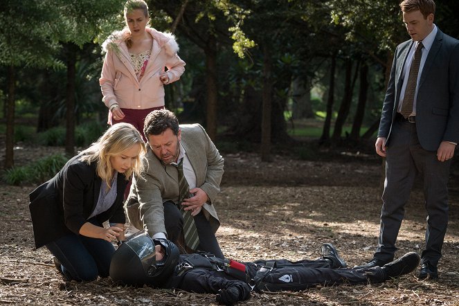 The Brokenwood Mysteries - Season 4 - Fall From Grace - Do filme - Fern Sutherland, Neill Rea, Nic Sampson