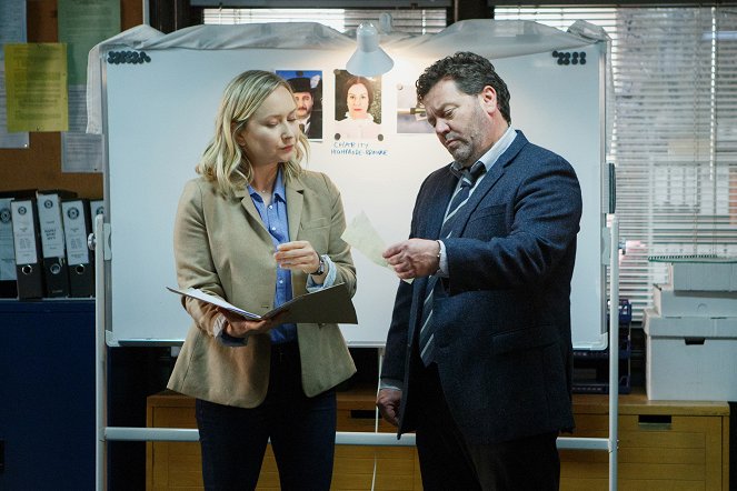 The Brokenwood Mysteries - Stone Cold Dead - Photos - Fern Sutherland, Neill Rea