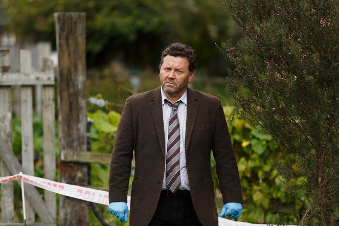 Brokenwood – Mord in Neuseeland - Season 4 - Die Vogelscheuche - Filmfotos - Neill Rea