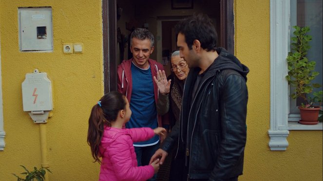 Kızım - Episode 9 - De la película - Tugay Mercan, Suna Selen, Buğra Gülsoy